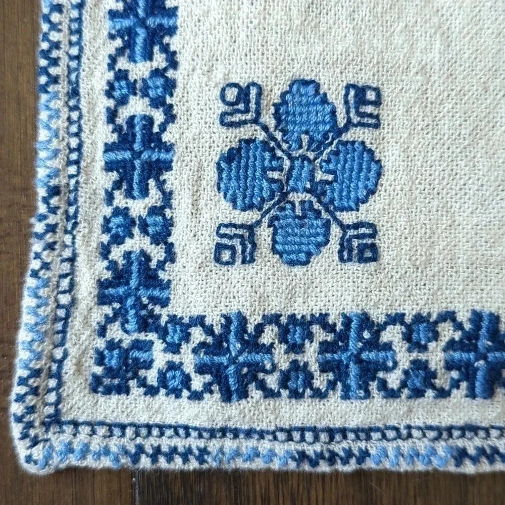 4 Tea Napkins - Picture 2 of 7
